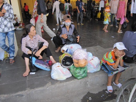Từ người già đến người trẻ, khi đặt chân đến Hà Nội đều tỏ ra mệt mỏi